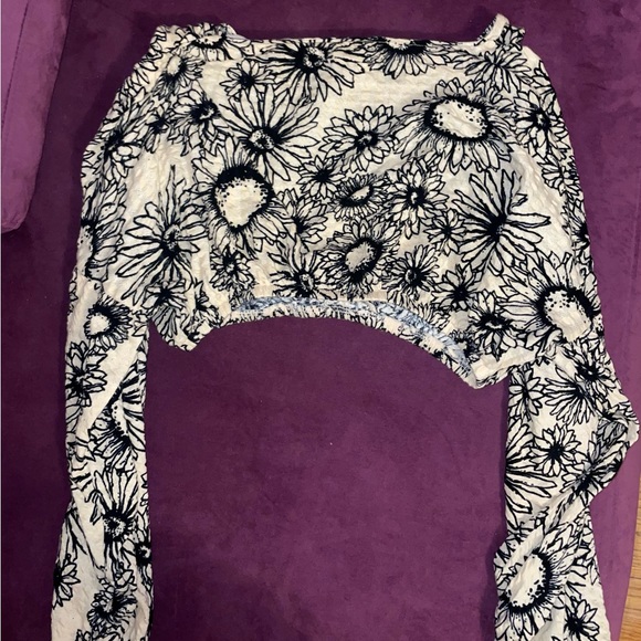 Long urban outfitters crop top.black sunflower line art pattern - Picture 3 of 5
